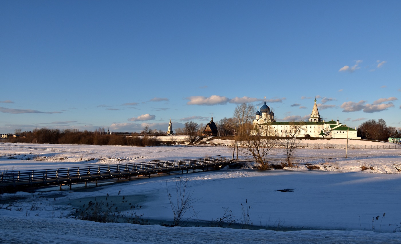 Мартовский вечер в Суздале.