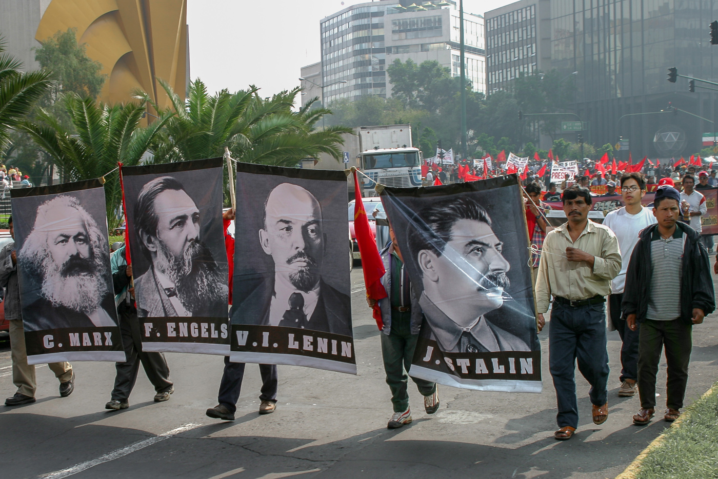Зловещий "Призрак бродит по ... , призрак коммунизма"