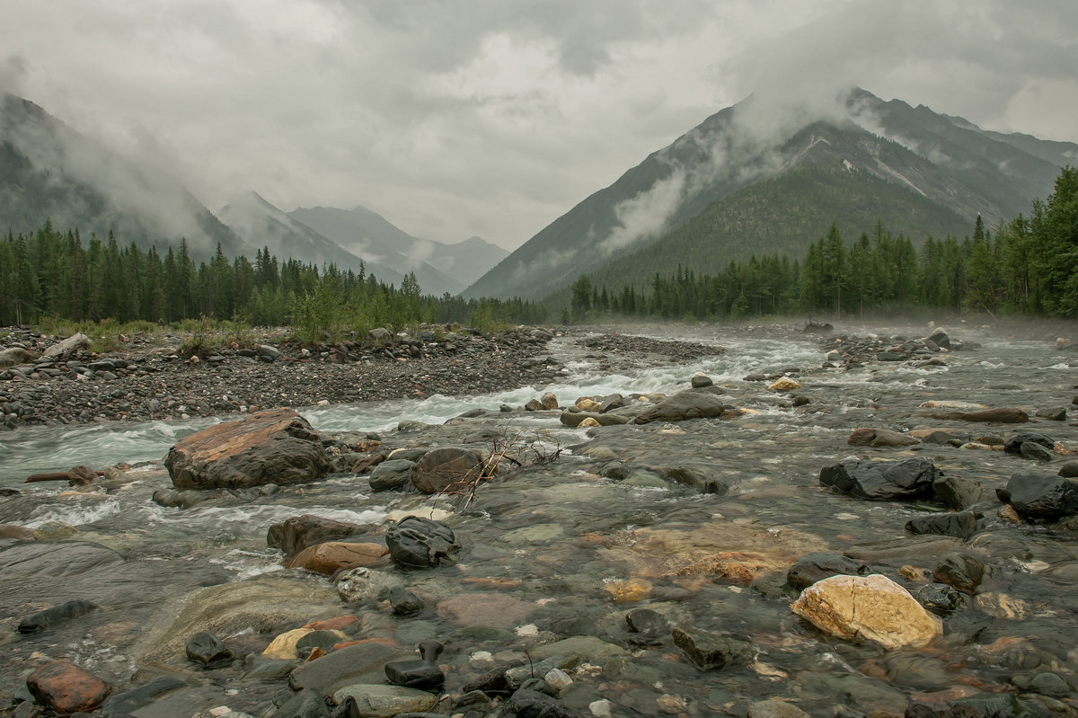 Туман, река, облака... А дождь всё моросит...
