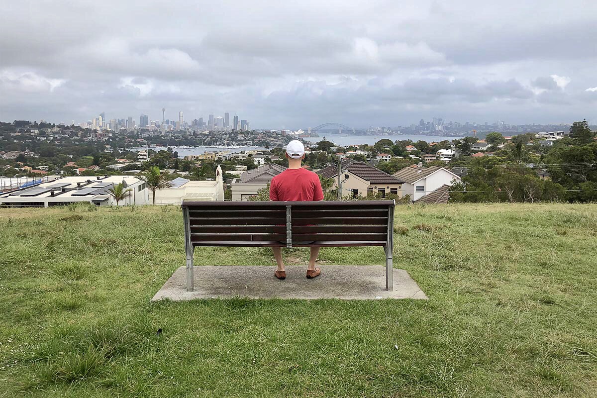 На скамейке