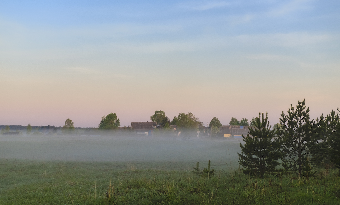 Спряталась деревня за туманом