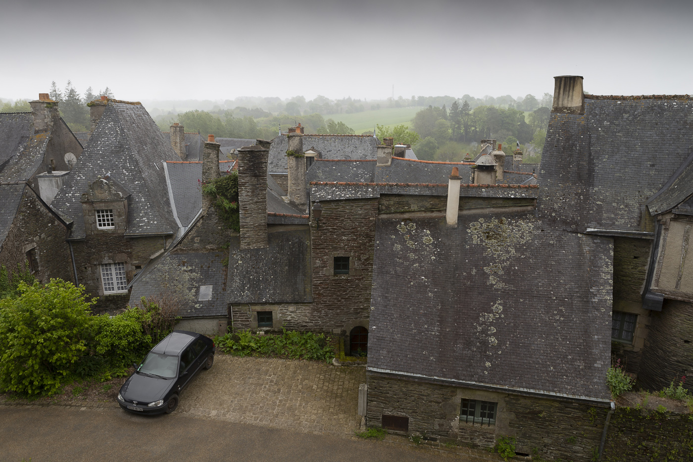 Очаровательная деревушка под моросящим дождиком