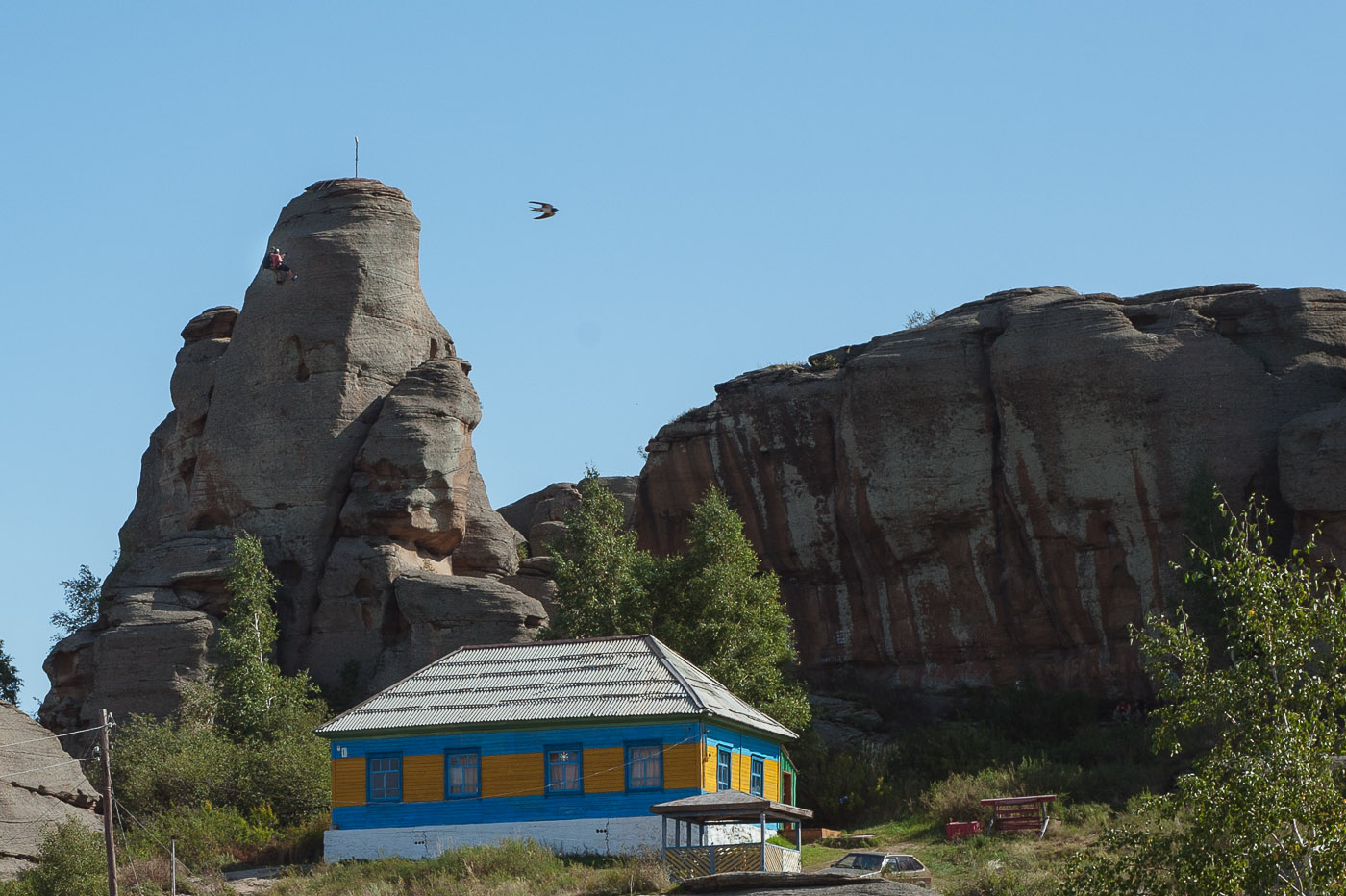 Дом у скалы