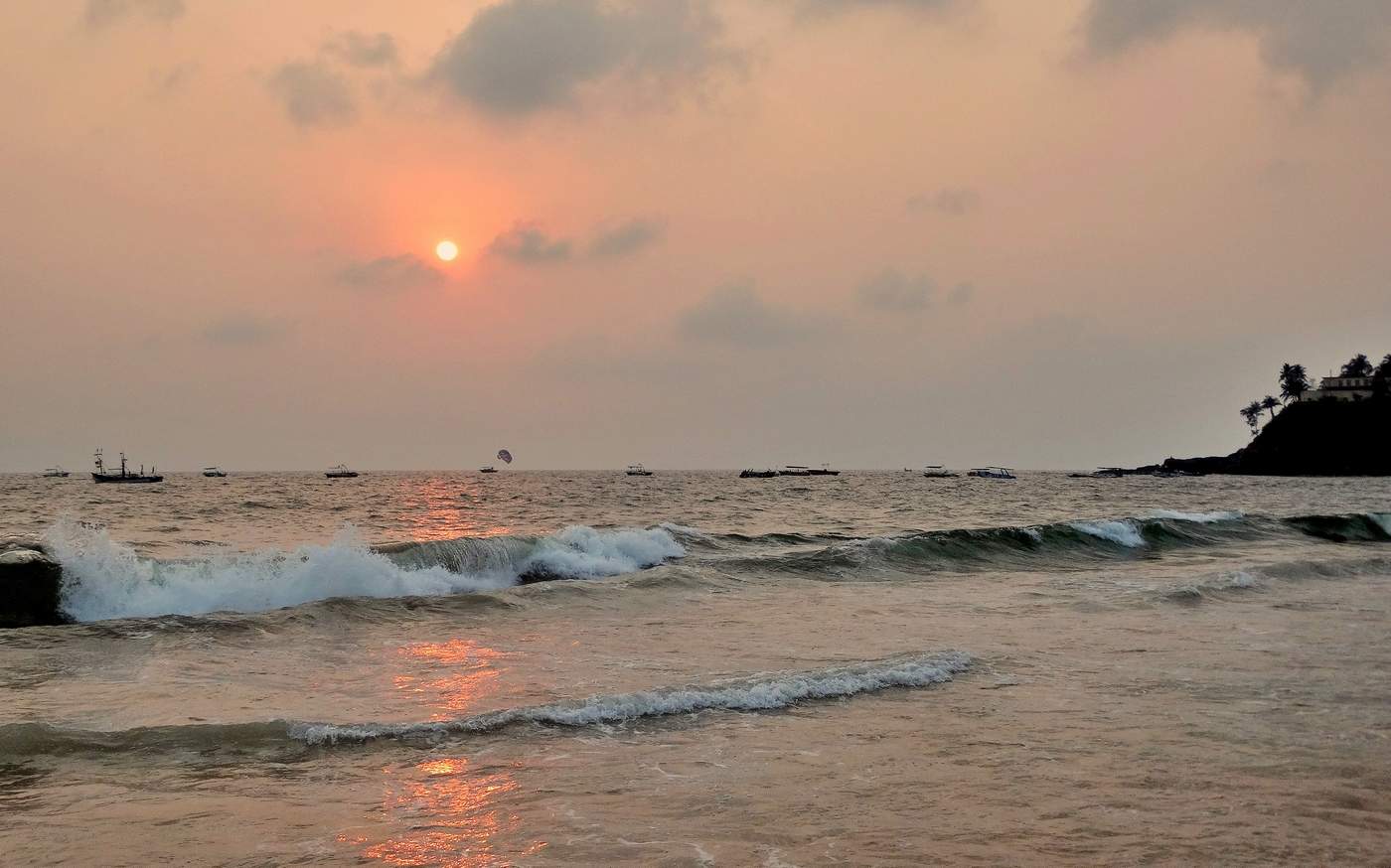 Море к вечеру заволновалось