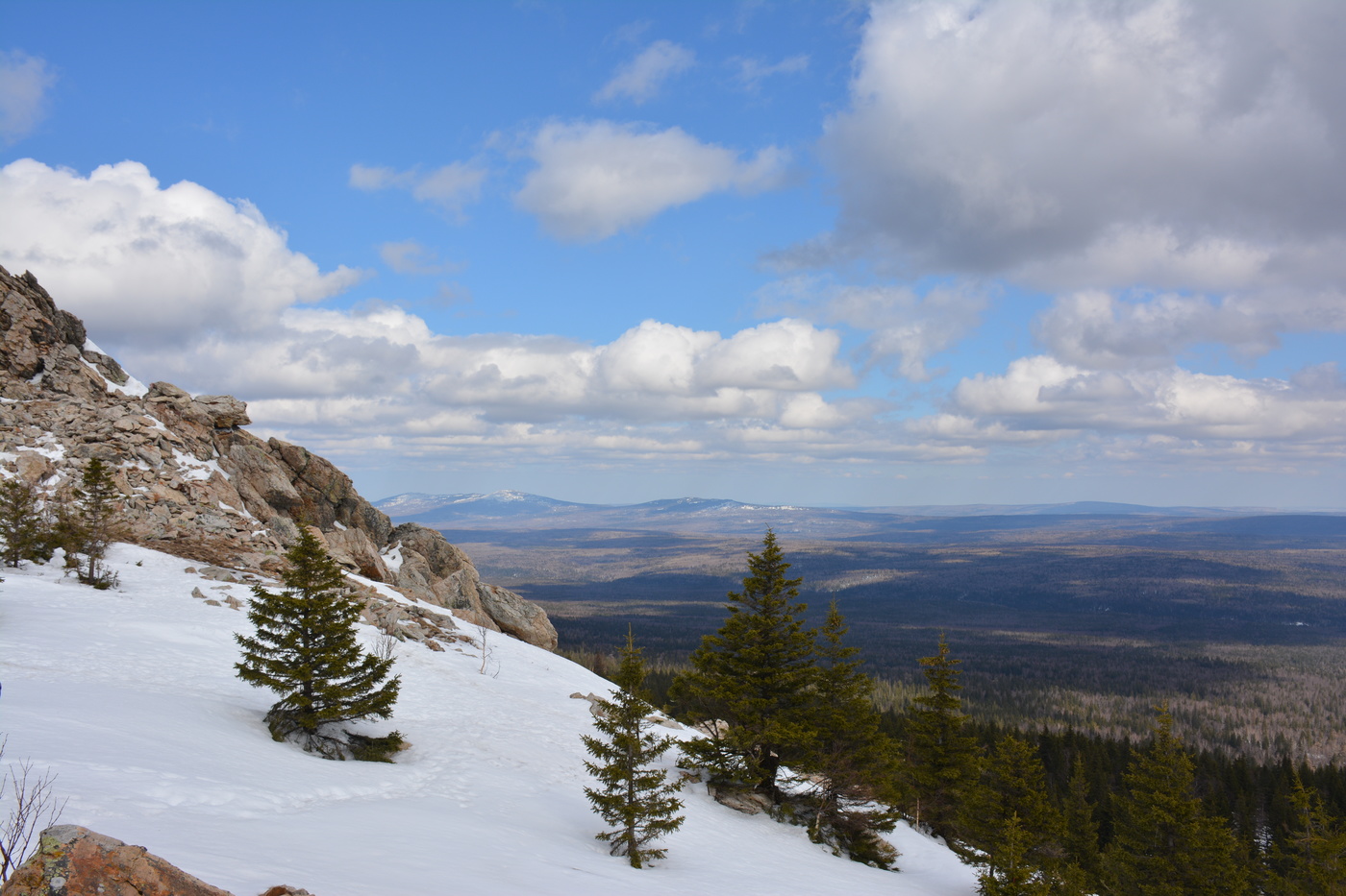 Вид с вершины хребта Зюраткуль.