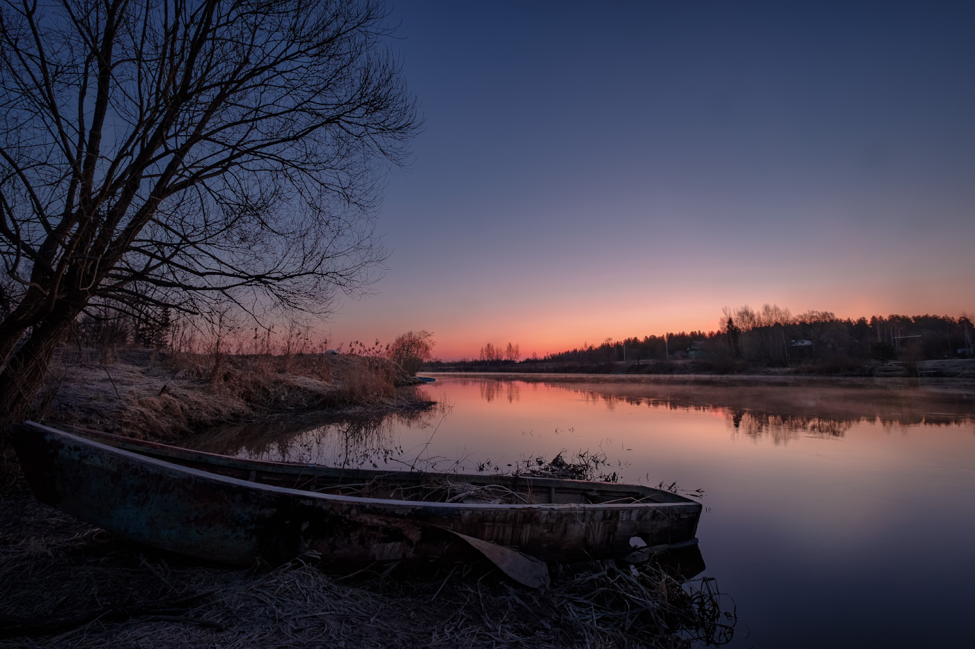 Рассвет у разбитой лодки