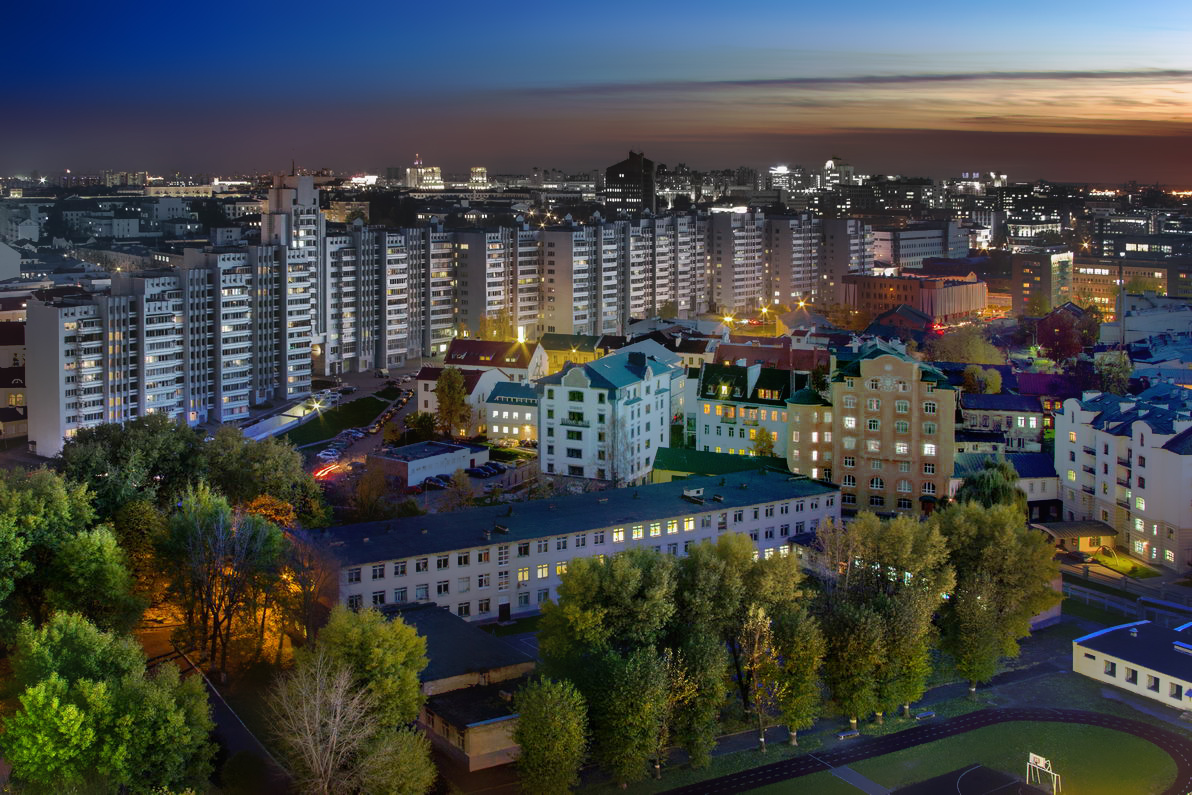 Старый и новый город ...за ч/б стеной