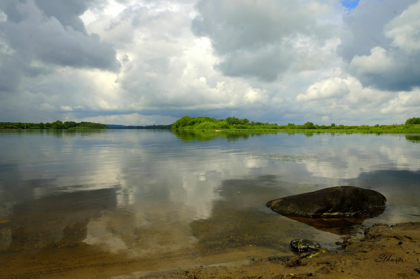 В реку смотрятся облака.