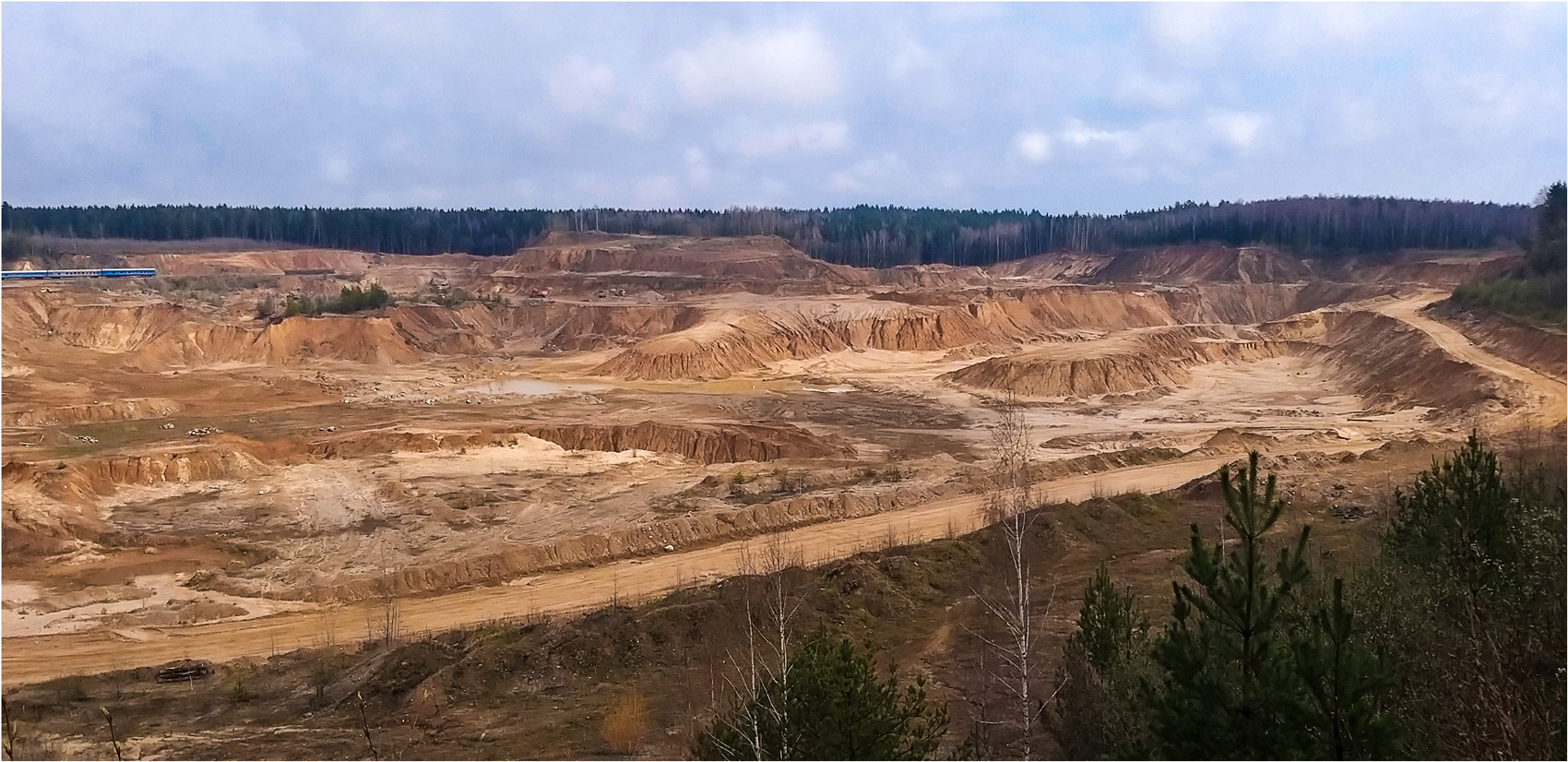 У песчаного карьера