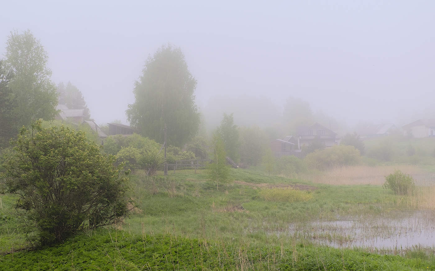 Окутало деревню туманом