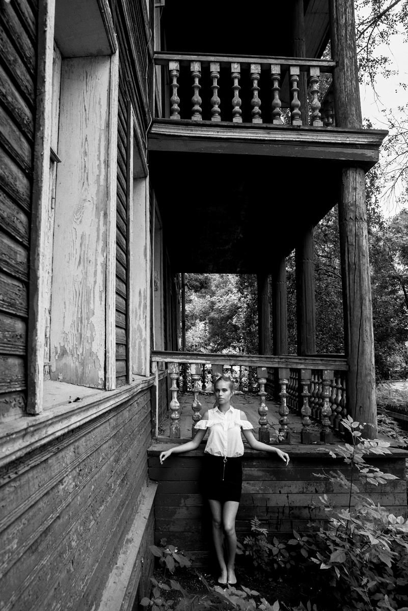 Под балконом