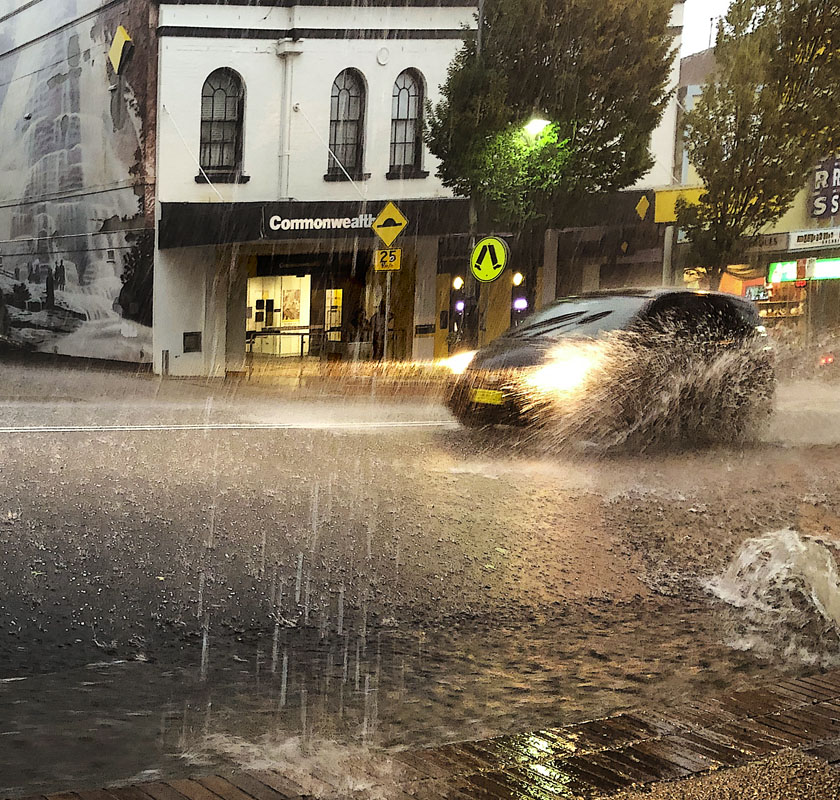 Ливень с градом в Katoomba