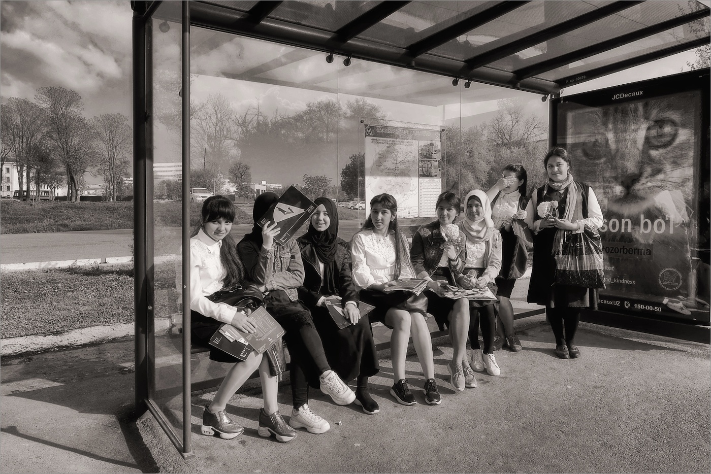 На остановке.