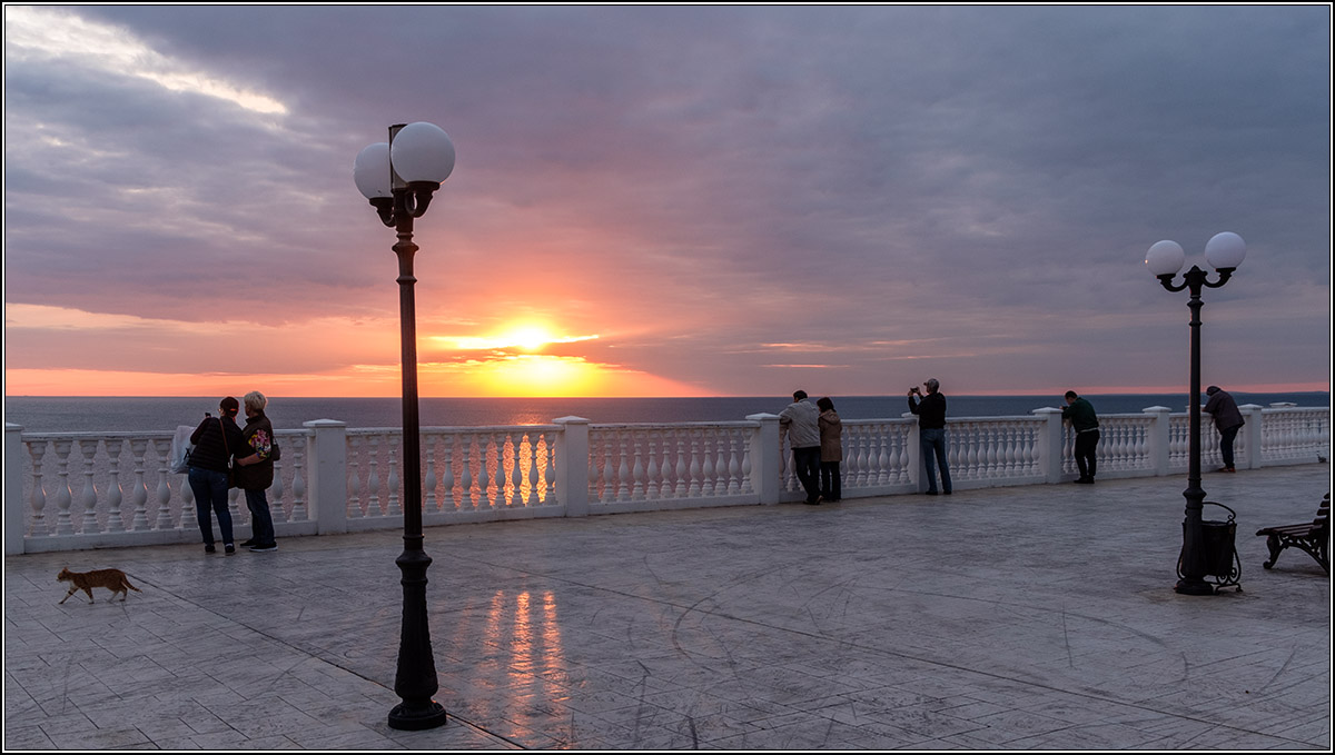 Любуясь закатом.