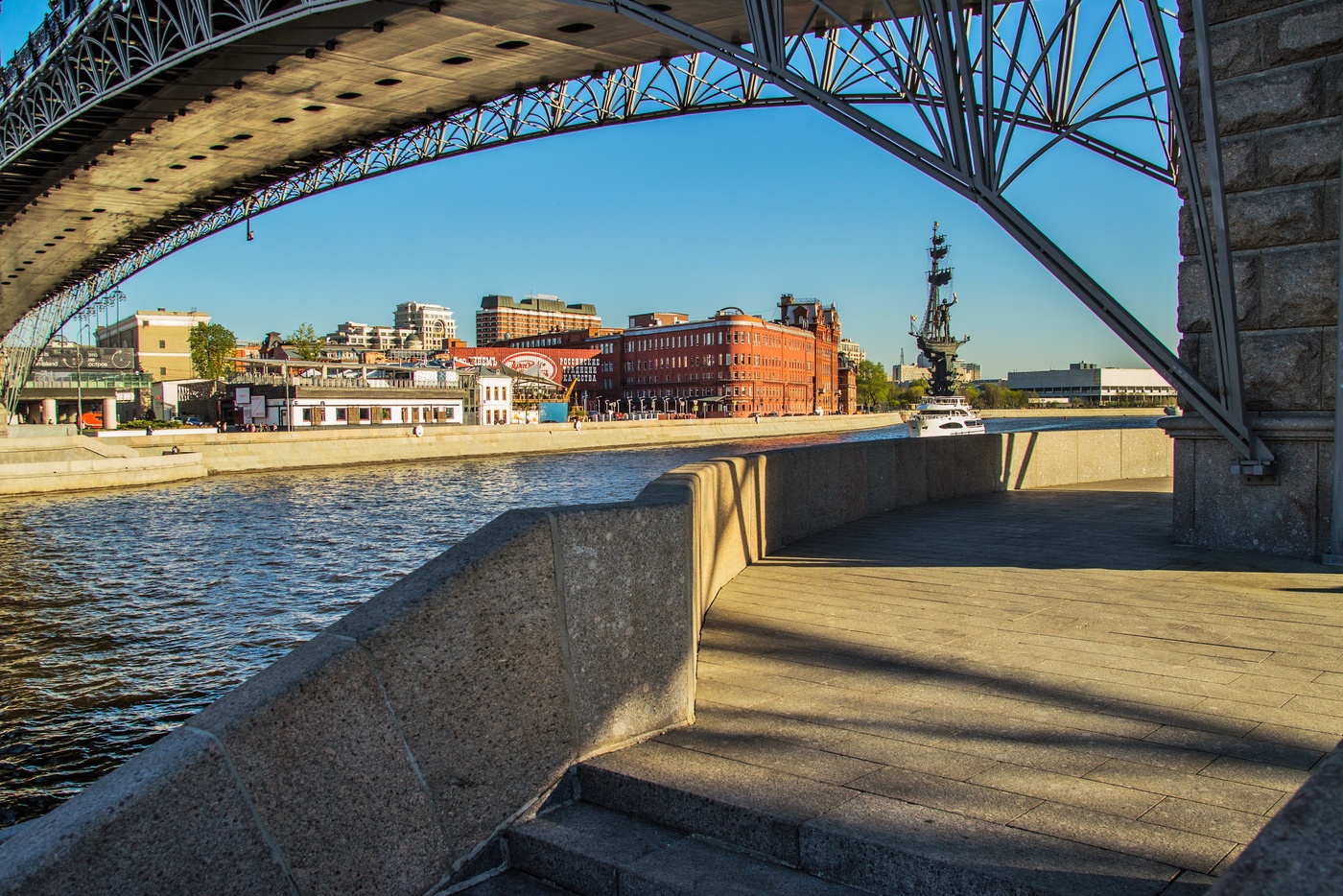 "под животом моста..."