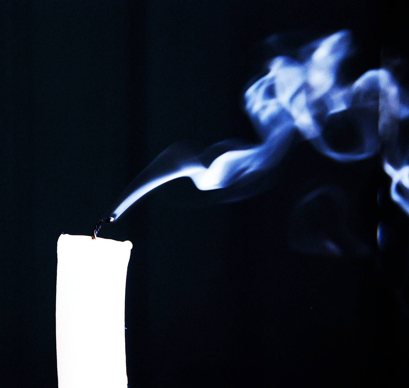 "Мелькнул сквозняк и погубил свечу ..."