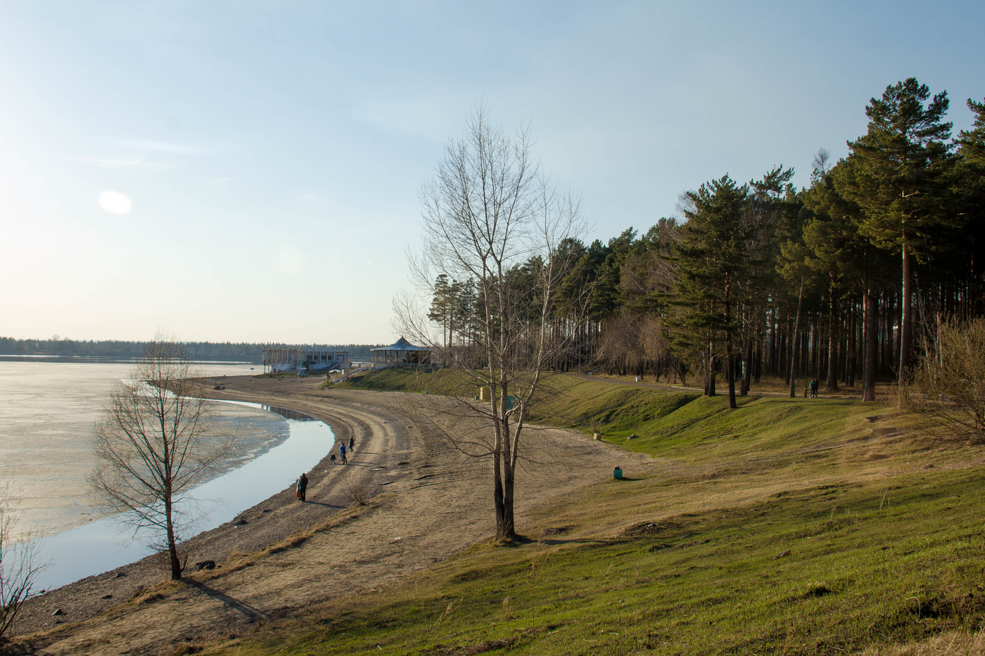 Городской пляж,весной.