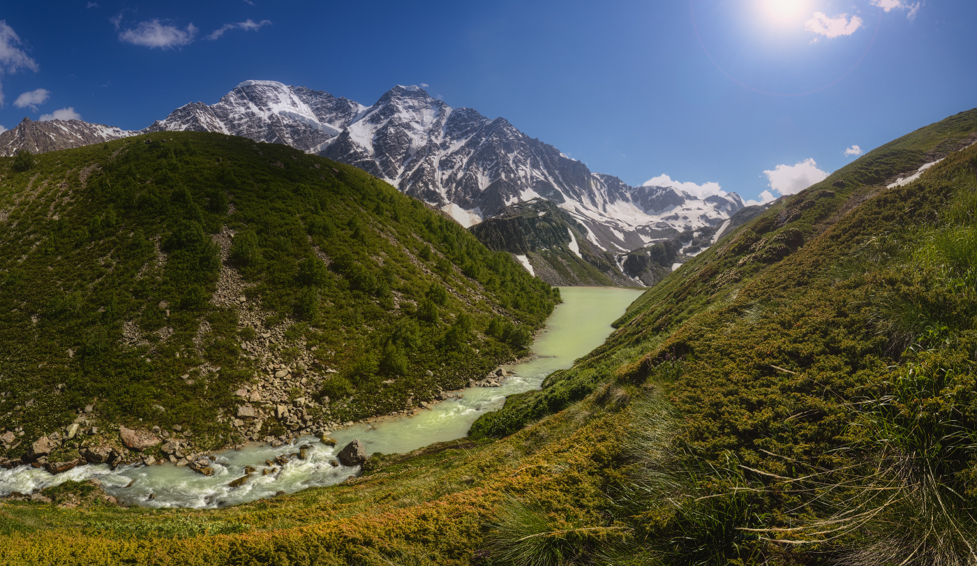 С высокими горами, озерами, ручьями...
