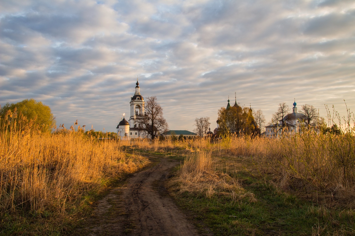 Богоявленский Авраамиев женский монастырь в утреннем свете