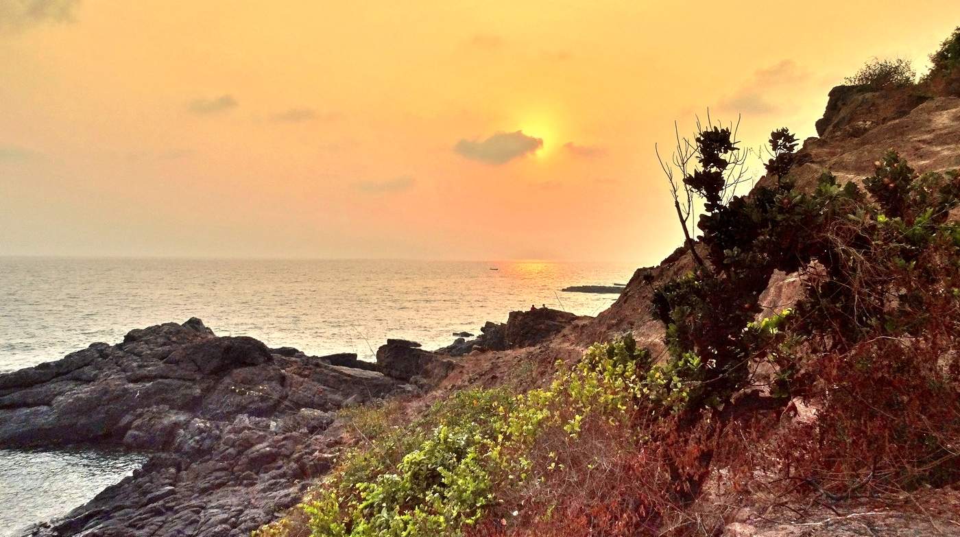 Скалы и вечернее море