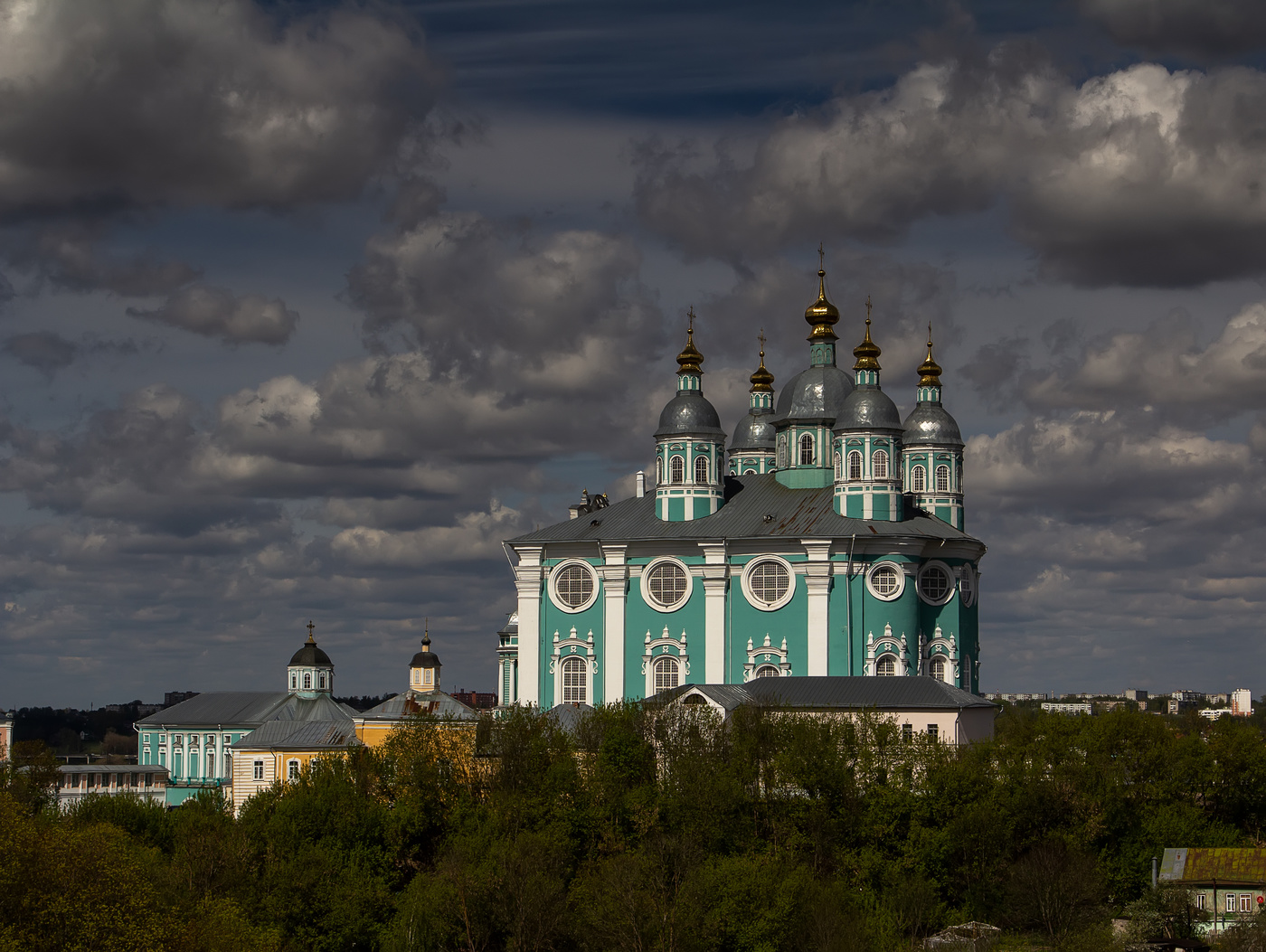 Возвышаясь над городом...