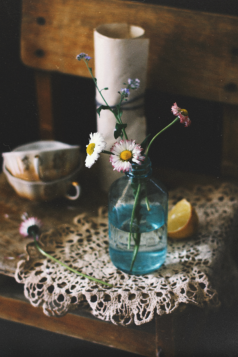 С голубой бутылкой...