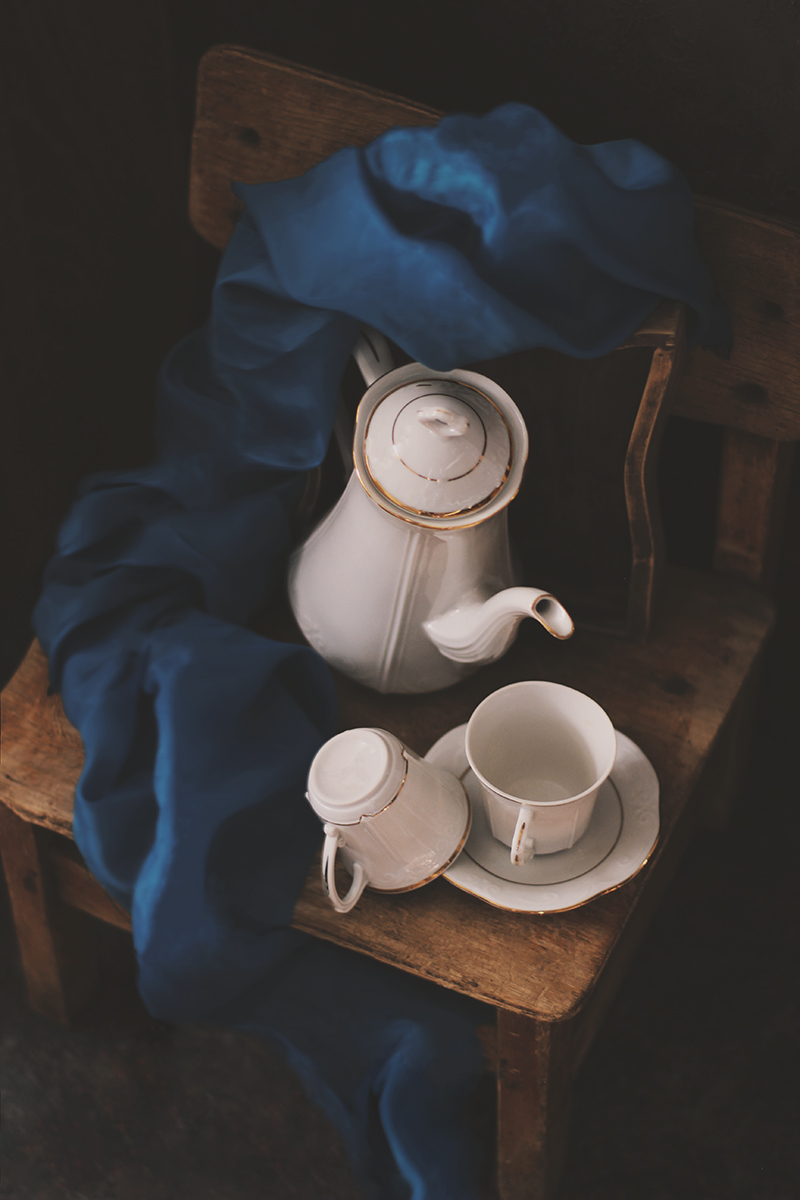 С синей тканью...