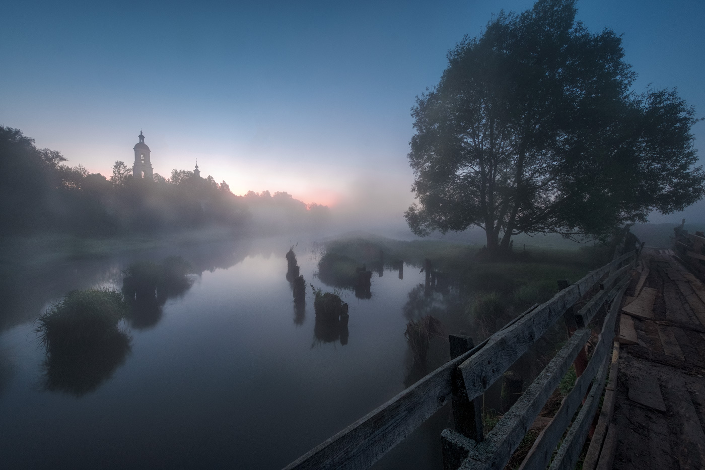 Старый мостик в туман