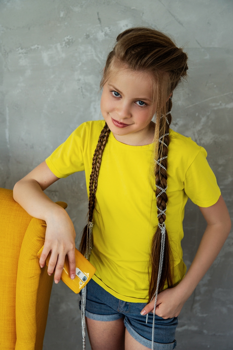 В жёлтой футболке