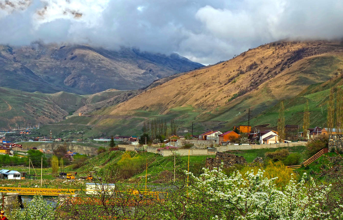 Весна в Куртатинском ущелье .