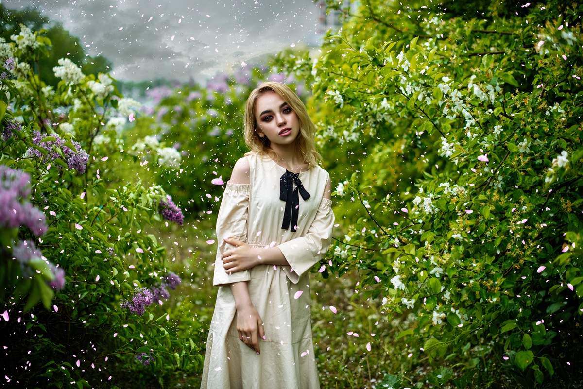 Саша в цветнике