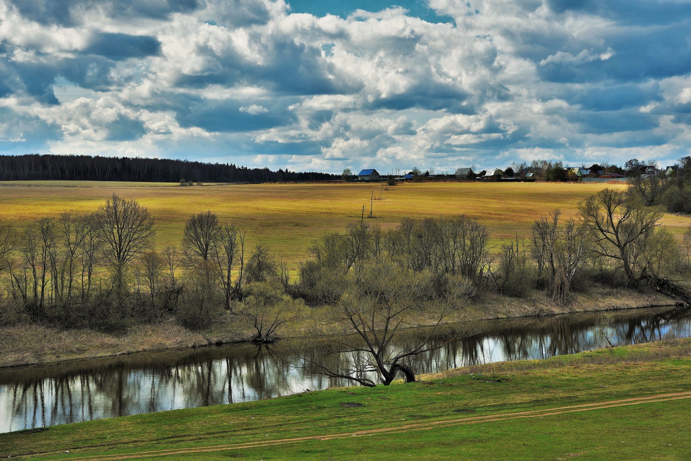 "Когда в окно стучит апрель ..."