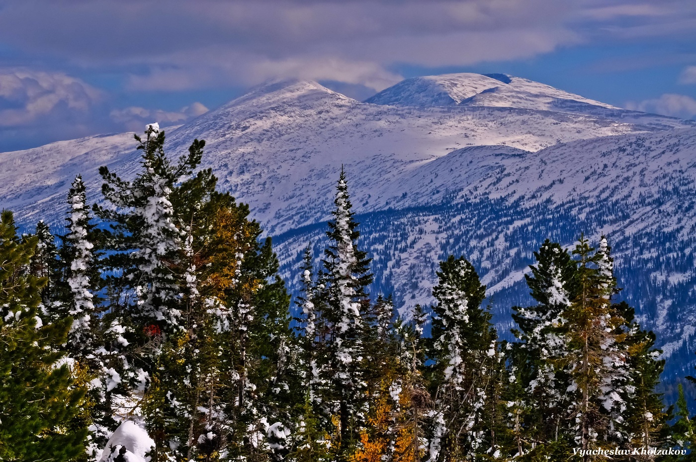 Осень снег в горах