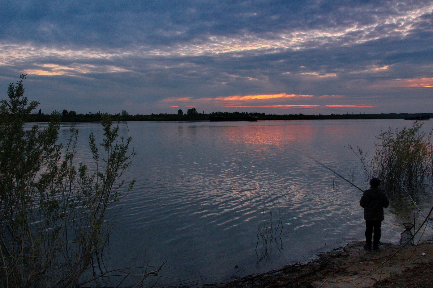 На вечерней зорьке.