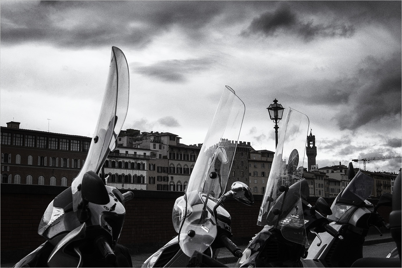 натюрморт на фоне зданий, столба фонарного и сооружения