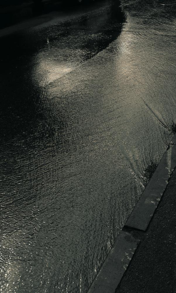 вода по асфальту