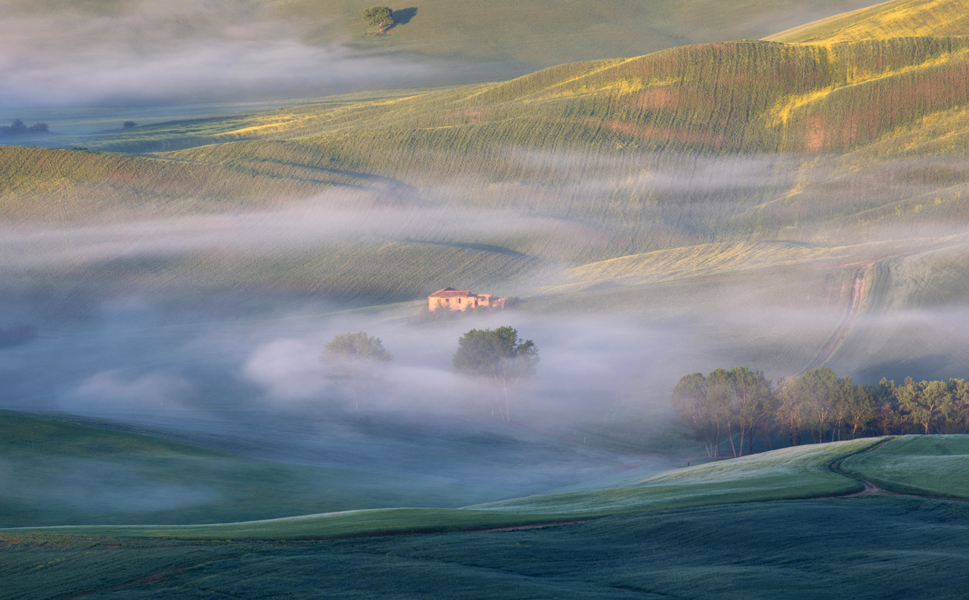 Клочками туман