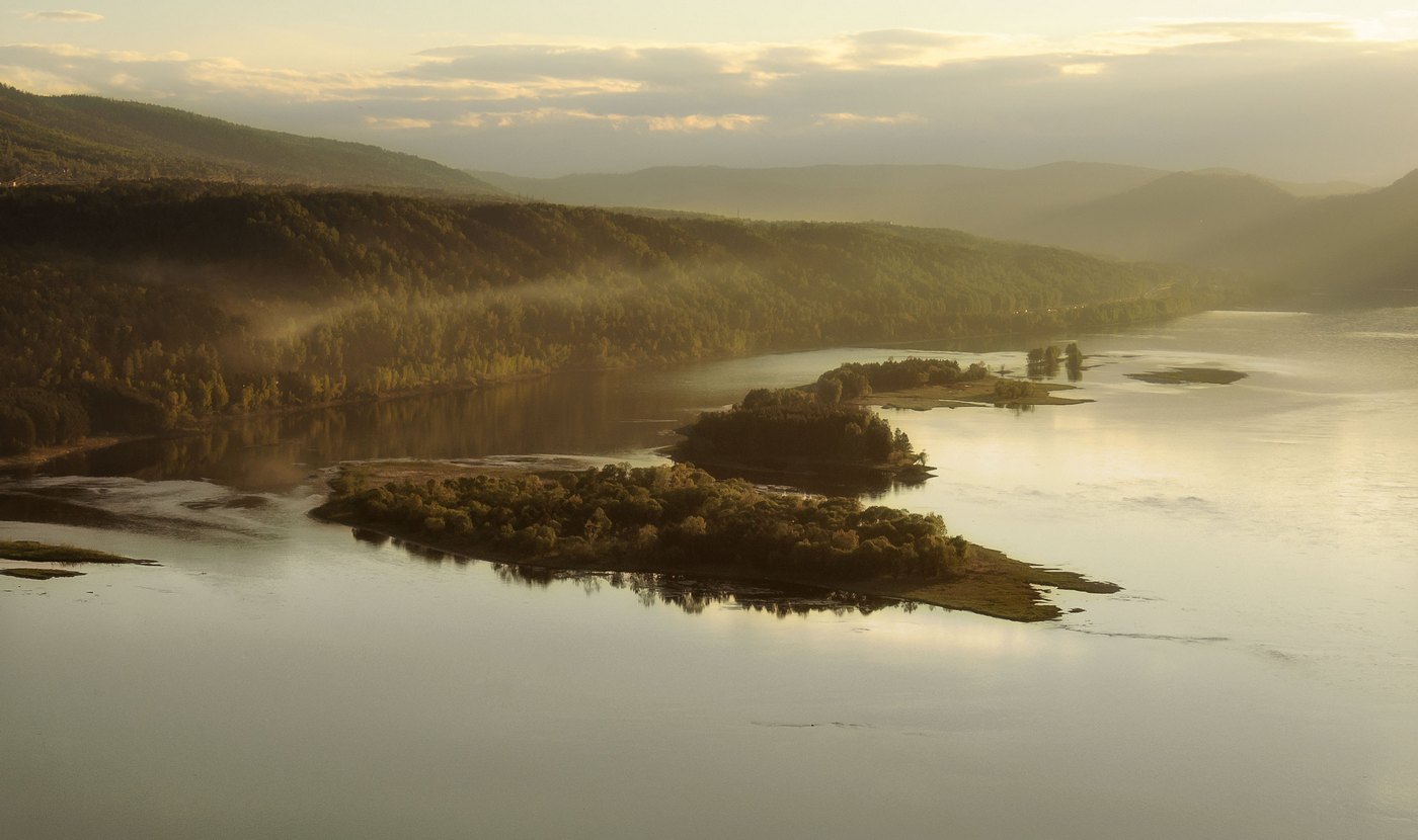 В лучах закатного солнца.