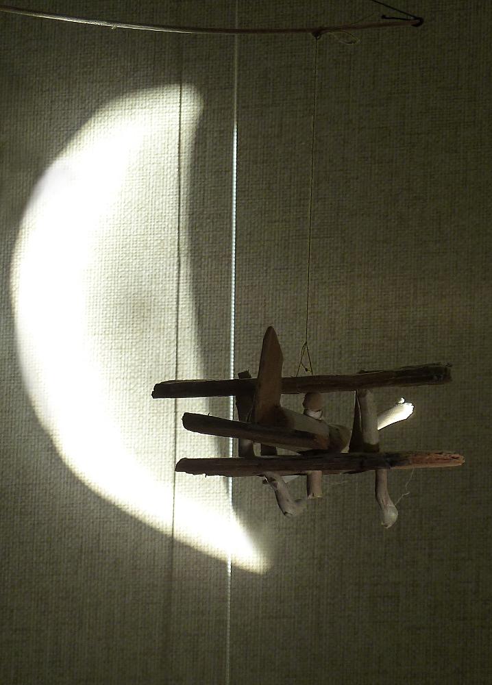 биплан на фоне стареющей луны