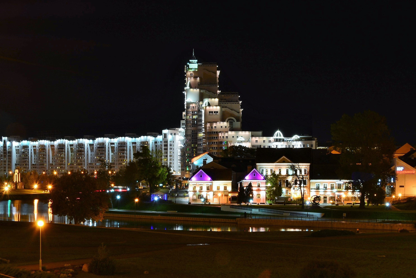 Вечер. В ресторанчике, неподалеку, играли блюз...