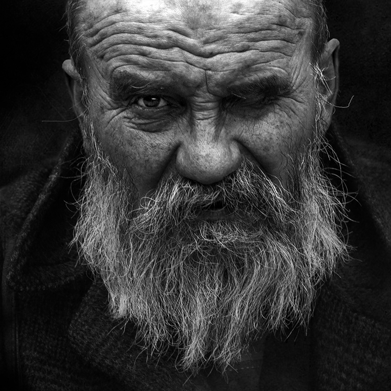 подозрительный прищур