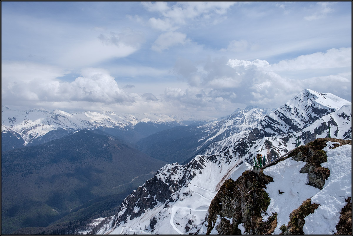 В долине лето, в горах снег.