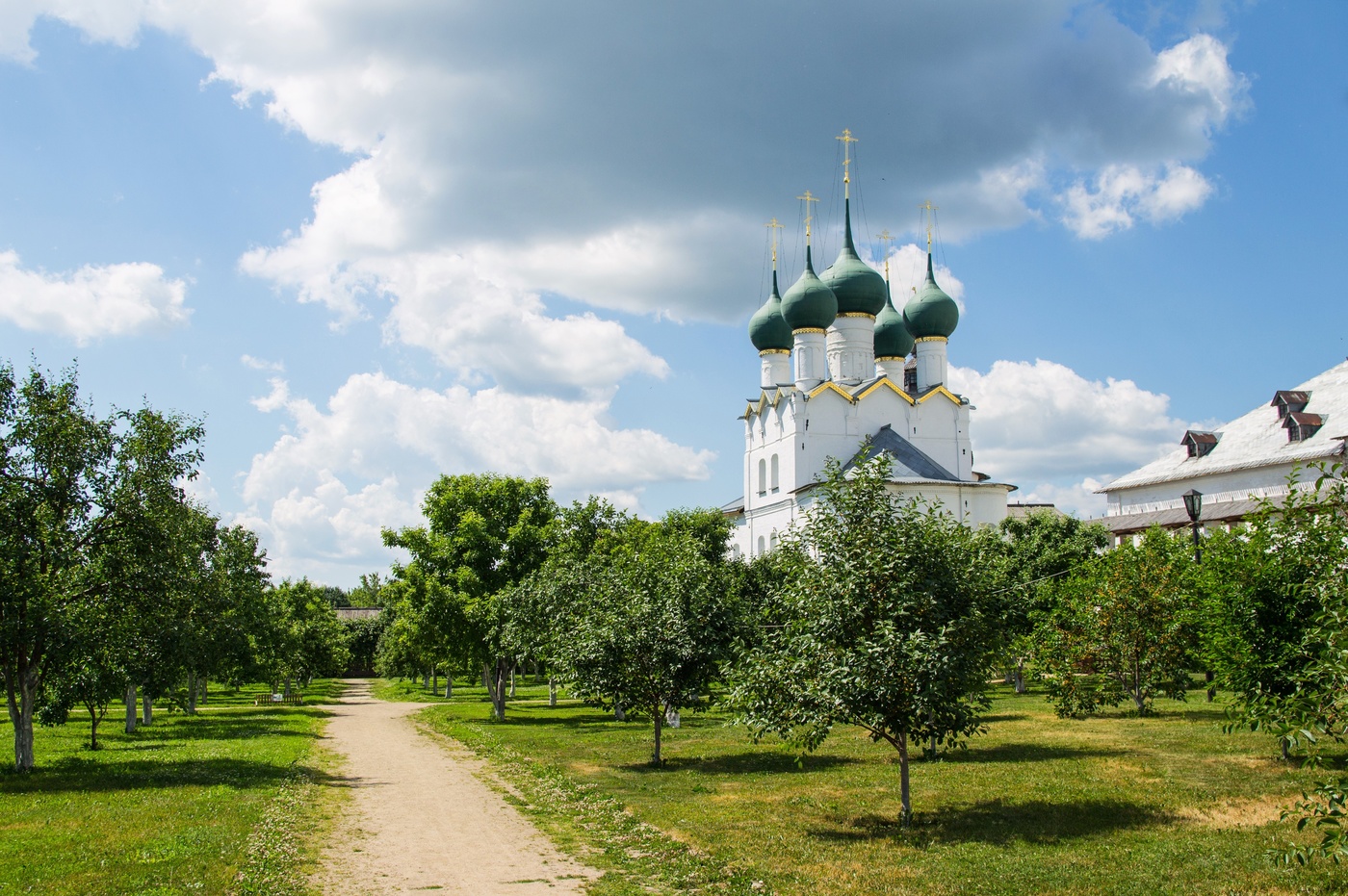 В Митрополичьем саду