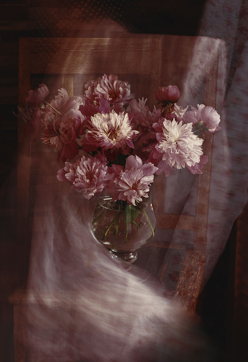 Аромат пионов сладкий...