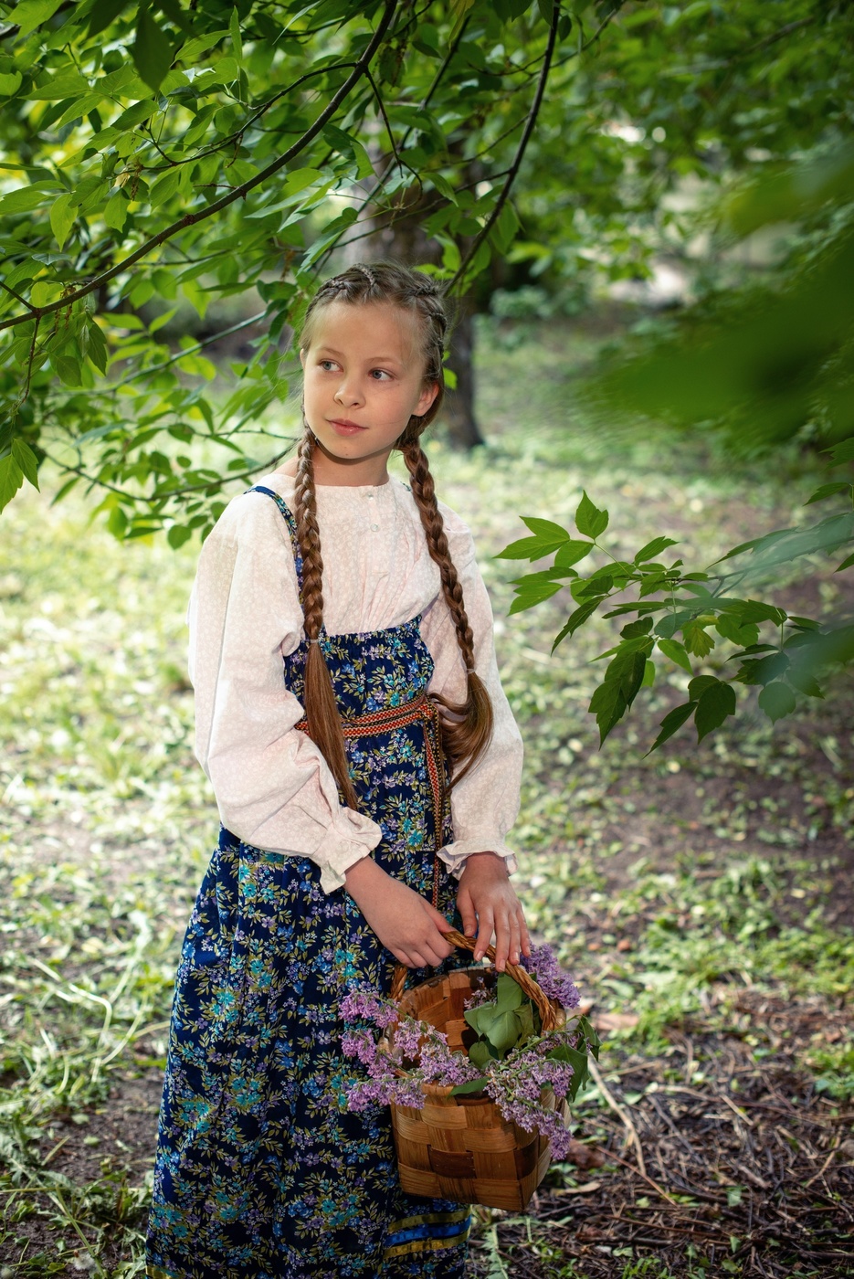 С корзинкой