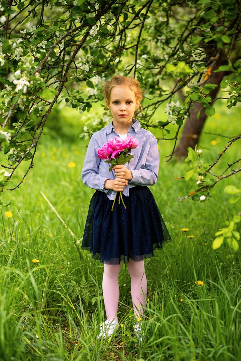 Полина в пионах