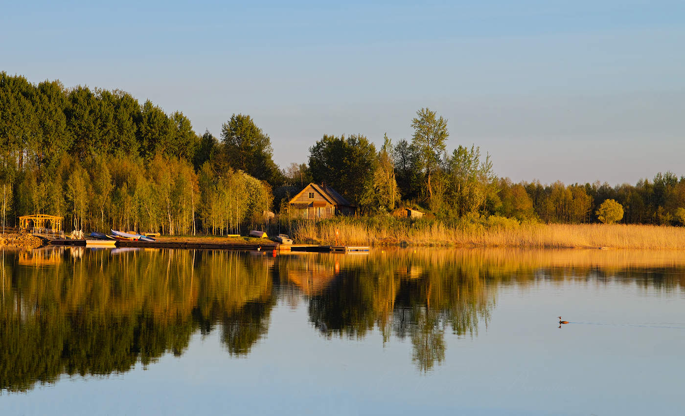 Тихий вечер у озера
