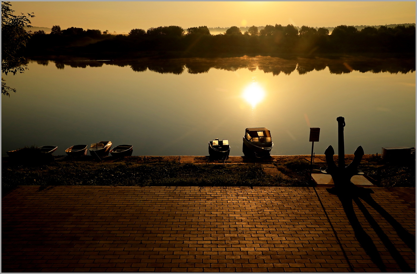 С якоря сниматься, по местам стоять ...