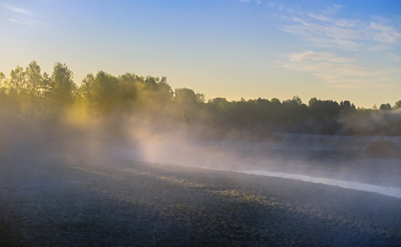 Вставало солнце у реки