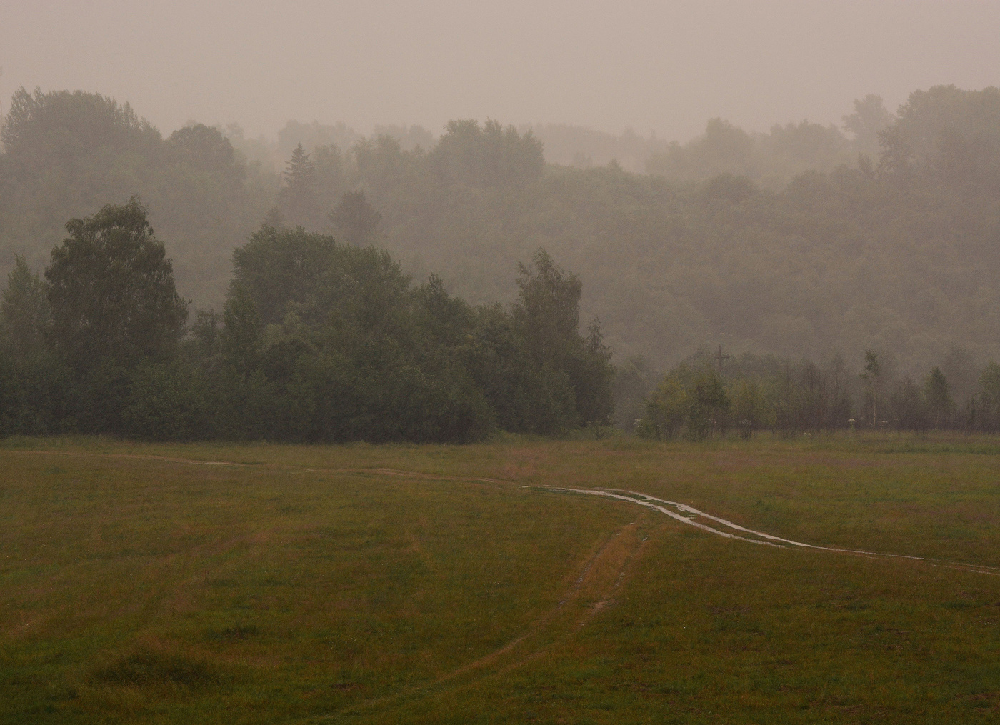 "Ах, этот моросящий дождь, нам он несет такую грусть..."